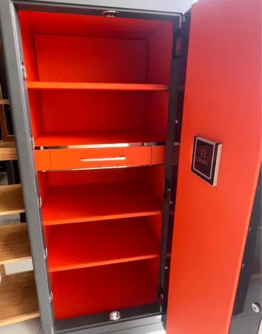 Available high quality Tijori look  ￼like a new