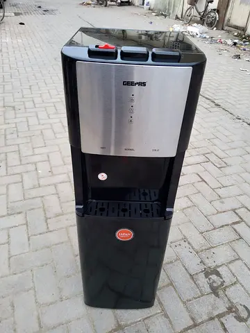 Bottom load water dispenser