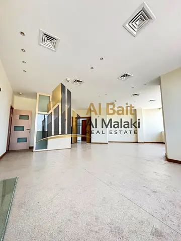 🏢✨ **مكتب للإيجار في المجاز 1 | تكييف مركزي على المالك + 2 حمام + باركن مجاني** ✨🏢