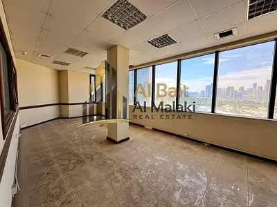 🏢✨ **مكتب للإيجار السنوي في المجاز 1 | تكييف مركزي على المالك + باركن مجاني** ✨🏢