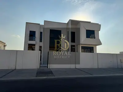 Distress Deal | High-End corner 5BR Villa | Huge Plot Size | Spacious Yard & Covered Parking