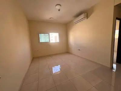 فرصة سكن مميزة للإيجار السنوي في منطقة النباعة، داخل بناية حديثة تعتبر ثاني ساكن، مما يعني أن الشقة بحالة ممتازة وقريبة جدا من الجديد. تتميز المنطقة ب