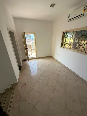 فيلا مميزة جدا للايجار في منطقة شرقان من اكبر الفلل المتاحة بمساحات واسعة وتصميم فاخر مناسب للعائلات الباحثة عن الراحة والخصوصية وتتميز باطلالة بحرية
