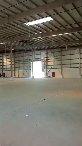 مستودع ضخم للإيجار في أم القيوين الصناعية الحديثة | مساحة 46,422 قدم وموقع استراتيجي قريب من شارع الاتحاد