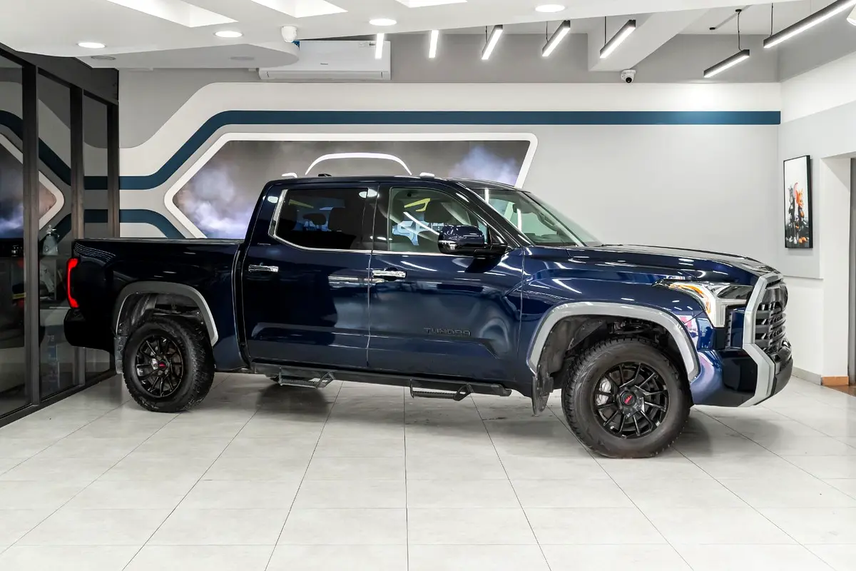Toyota Tundra 2023 — photo 1 of 14