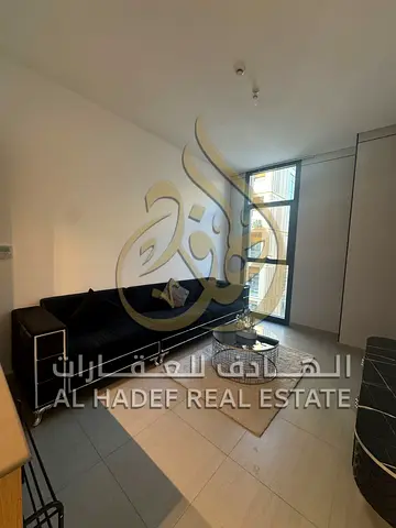 مفروشة بالكامل — باركن وجيم ومسبح مجاني — غرفة وصالة في الممشى بدفعتين