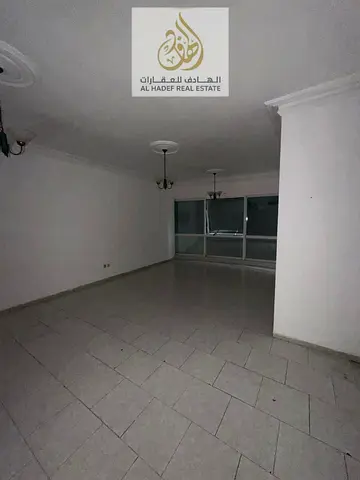 شقة غرفتين وصالة للإيجار في المجاز 2 بالشارقة مقابل مركز شرطة البحيرة واللولو هايبر ماركت بموقع مميز جداً مع مسبح وتكييف مجاني وشهر مجاني وتسهيلات في