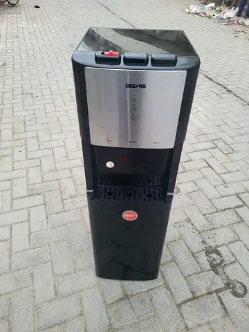 Bottom load water dispenser