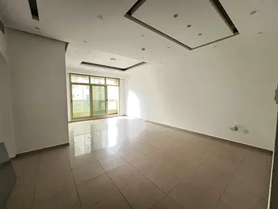 **شقة واسعة بغرفة نوم واحدة للإيجار في التعاون – مع شرفة وخزائن حائط