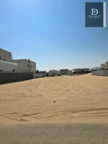 للبيع فى الشارقه منطقه الحوشى قطعه ارض سكنيه مساحه 6000قدم موقع مميز جدا على شارع 18 متر تملك حر لجميع الجنسيات العربيه تصريح ارضى و اول