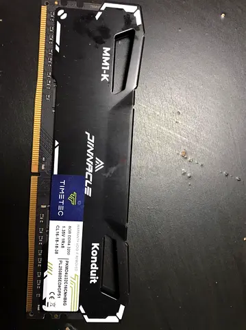 Like new 8GB DDR4 3200MHz RAM, used less than 5 months. Great performance for gaming and daily use.