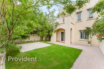 Upgraded | Corner Unit | Close to Lake