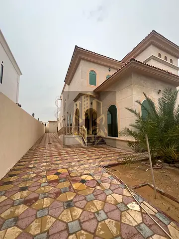 فرصة مميزة | فيلا عائلية بمساحة ضخمة | مجلس + صالة + ملحق أمامي وخلفي