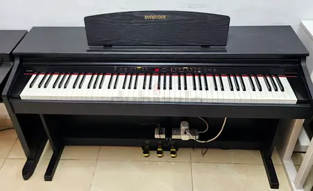 The Dynatone SLP-150 is a compact, 88-key digital piano featuring Natural Hammer Action