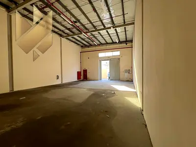 مستودعات للإيجار في الصجعة بمساحة 1700 قدم موقع مميز قريب من الخدمات وسهل الوصول لدبي بسعر 90000 درهم حتى 4 دفعات