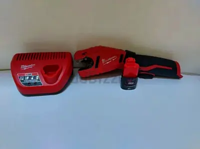 MILWAUKEE M12 PIPE CUTTER