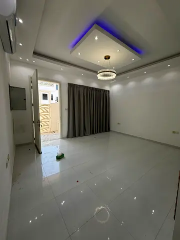 Luxury villa for annual rent - electricity bill payable to a UAE national - Al Ittihad Scheme - 5 master bedrooms - roof terrace - large outdoor parki