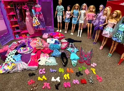 Barbir Wardrobe with 10 Barbie Dolls and lots of clothes Shoes