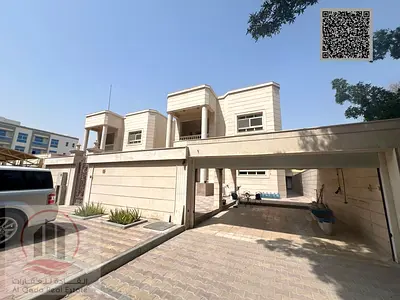Villa for sale in Ajman, Al Muwaihat area. 5 master bedrooms, majlis, 2 living rooms, and a maid's room. Freehold ownership for all nationalities. Ban