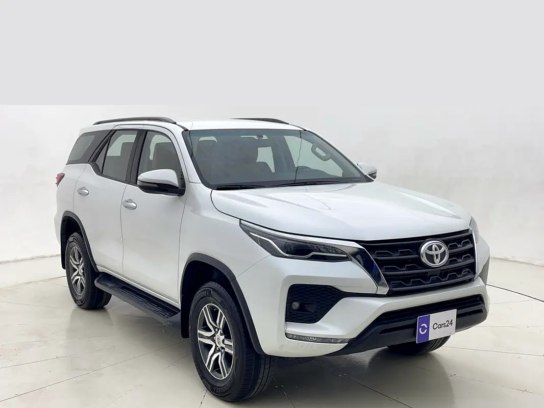 Toyota Fortuner 2023 — photo 1 of 12