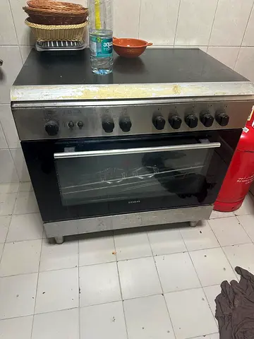 Used Siemens freestanding gas oven with 5 burners — good working condition. Just needs cleaning