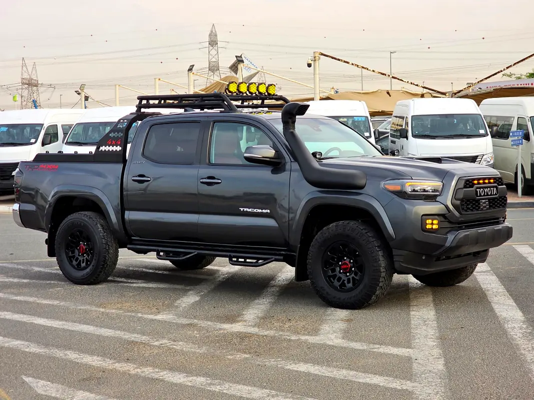 Toyota Tacoma 2023 — photo 1 of 18