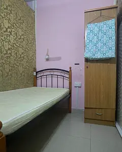SOLO PARTITION AVAILABLE FOR LADIES ONLY NEAR INSURANCE MARKET METRO STATION
