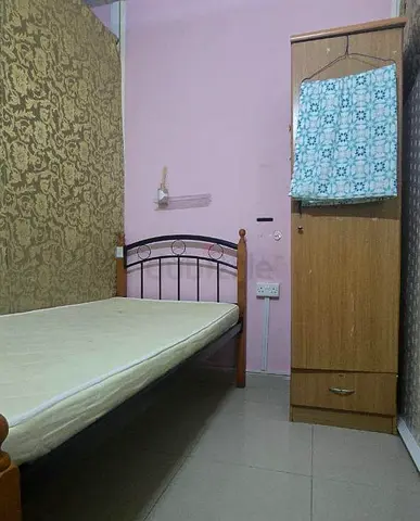 SOLO PARTITION AVAILABLE FOR LADIES ONLY NEAR INSURANCE MARKET METRO STATION
