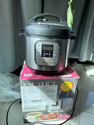Instant Pot Duo 7-in-1 Pressure Cooker (5.7L) – Like New