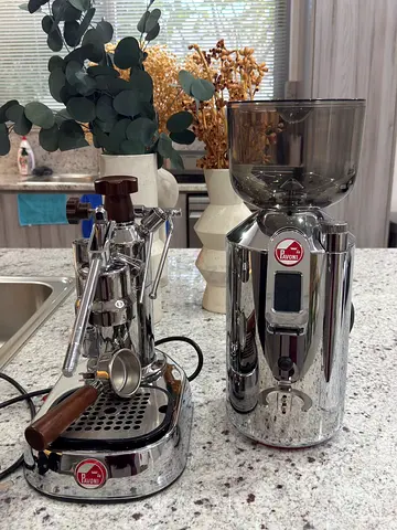Coffee machine and coffee grinder