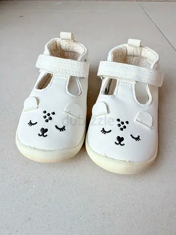 White baby girl/toddler soft sole shoes with cute bear face - EU size 19