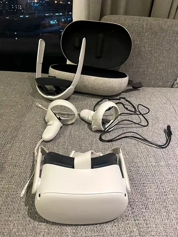 Meta/Oculus Quest 2 VR Headset with Controllers and Case - Good Condition