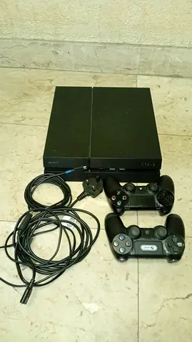 Ps4 Fat With 2 Controlers