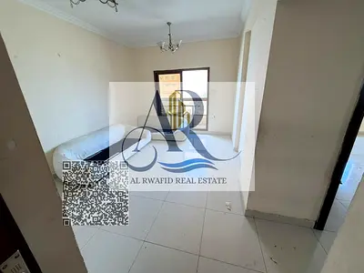 شقة بخزائن حائط وبلكونة موقع مميز قريب الخدمات