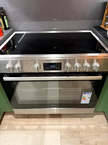 Built-in stainless steel electric oven with ceramic hob - perfect condition. Used for 5 months.