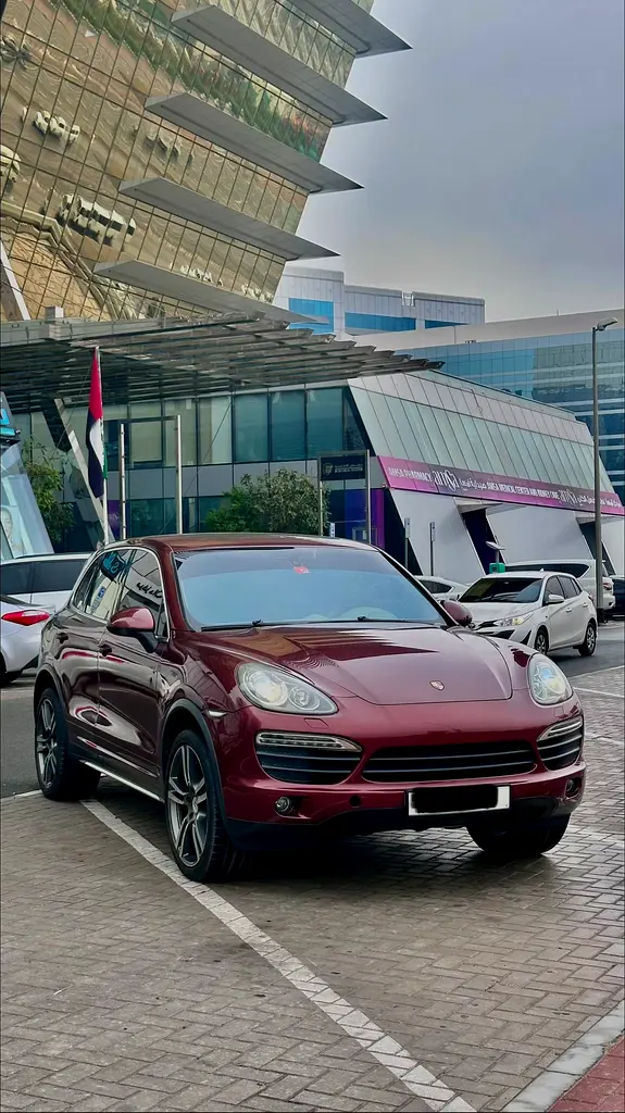 Porsche Cayenne 2011 — photo 1 of 9