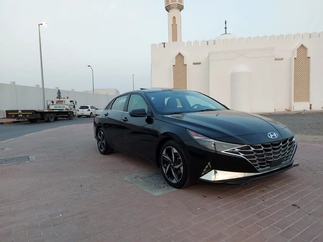 Hyundai Elantra 2021 — photo 1 of 14