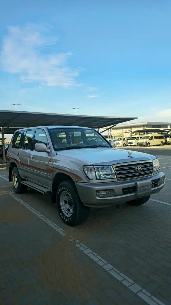 Toyota Land Cruiser 2004 — photo 1 of 11