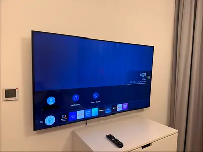 Slim 50 Smart LED TV in Excellent Condition (Wall-mounted)