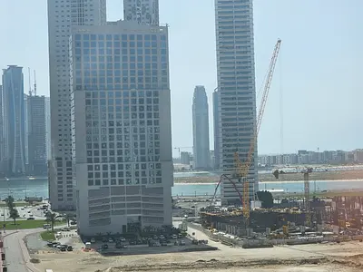 اطلالة مفتوحة افخم شقة غرفتين وصالة الغرفتين ماستر مساحة كبيرة تشطيب راقي موقع مميز سهل المخرج علي دبي