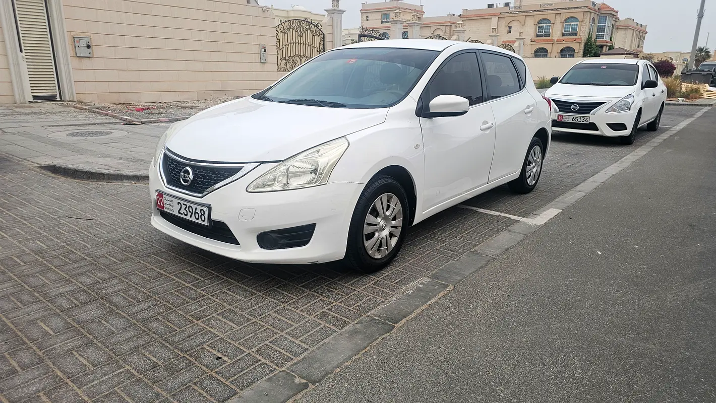 Nissan Tiida 2014 — photo 1 of 7