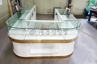 Luxury jewellery kiosk design