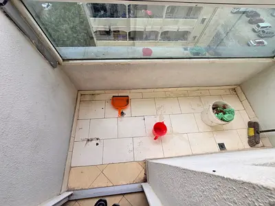 One bedroom and living room in Al Butina, second occupant, central air conditioning, balcony, free parking, clean building, payment facilities 28,000