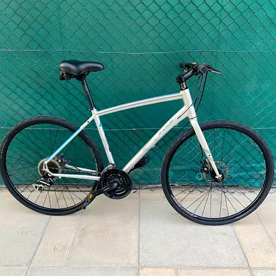 Fuji Absolute Hybrid Bike (19-inch Frame Medium/Large) Disc Brakes.