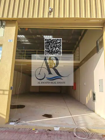 يقع المستودع في المنطقة الصناعية الأولى بعجمان، وتبلغ مساحته 3400 قدم مربع، أي ما يعادل 316 مترًا مربعًا تقريبًا. تُعتبر هذه المساحة متوسطة الحجم، فهي
