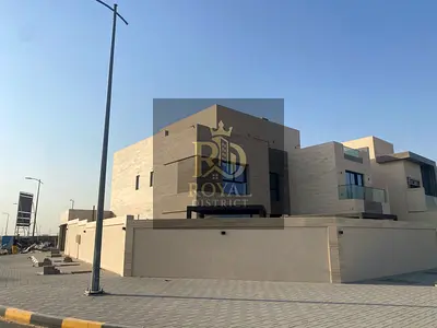 بسعر لقطة تملك فيلا فاخرة 6 غرف ارضي و طابقين | حمام سباحة خاص بتشطيب عصري | أنظمة ذكية | موقع متميز | مقابل مسار