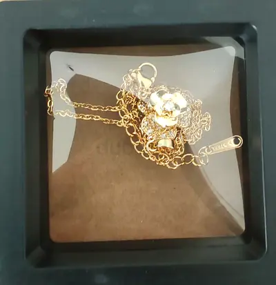 Delicate gold-tone chain necklace with floral pendant (pre-owned)