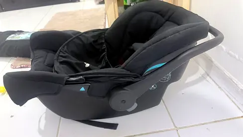 Infant car seater
