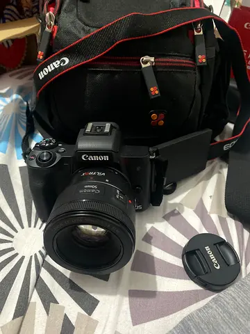Canon EOS DSLR with 15-45mm Lens and Carry Bagg microphonr and video microphone
