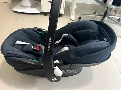 Maxi-Cosi Infant Car Seat - Good Condition (Newborn to Infant)
